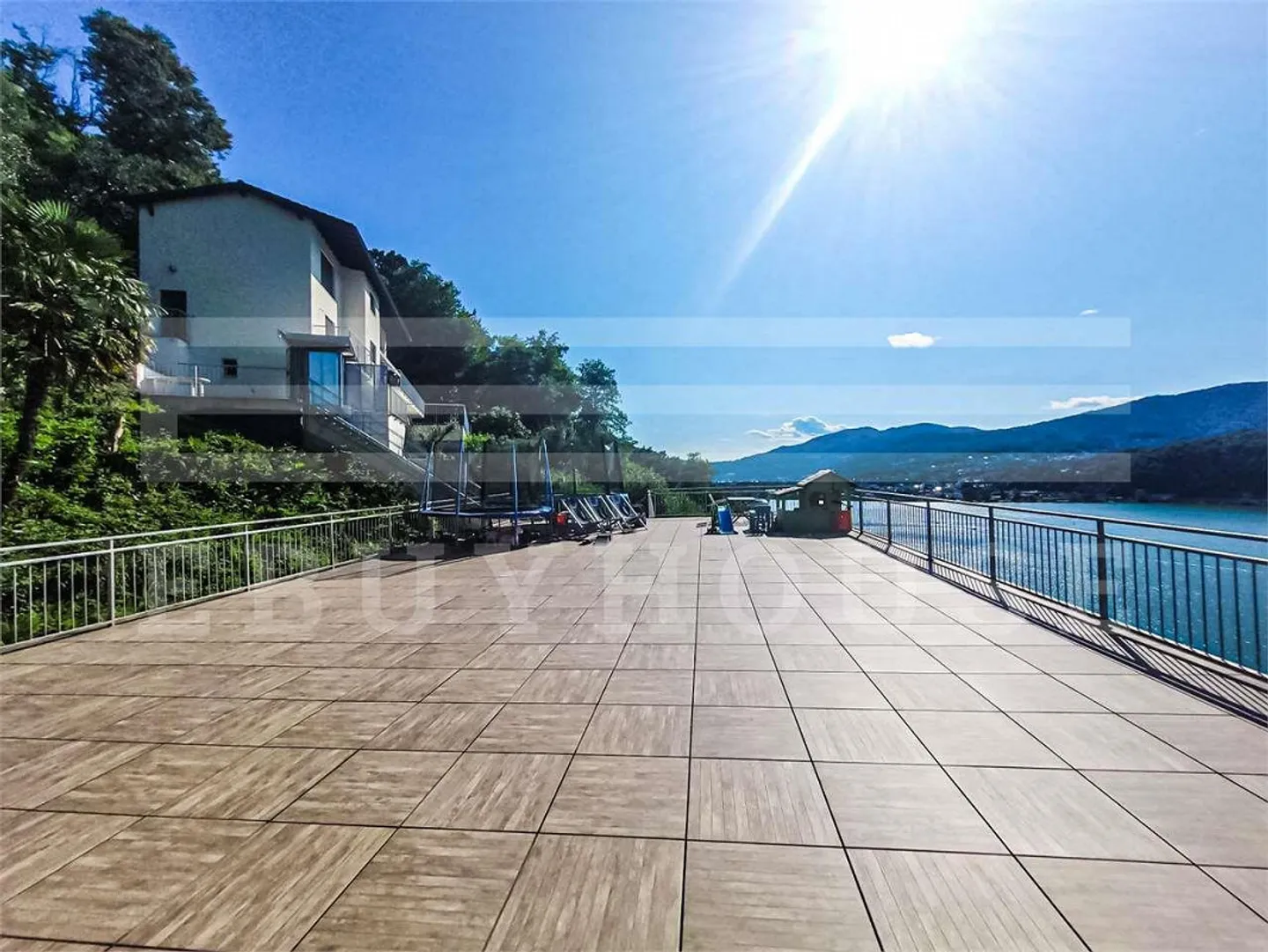 PENTHOUSE RAFFINATO CON TERRAZZA SUL TETTO E VISTA SUL LAGO - Foto 5 di 9
