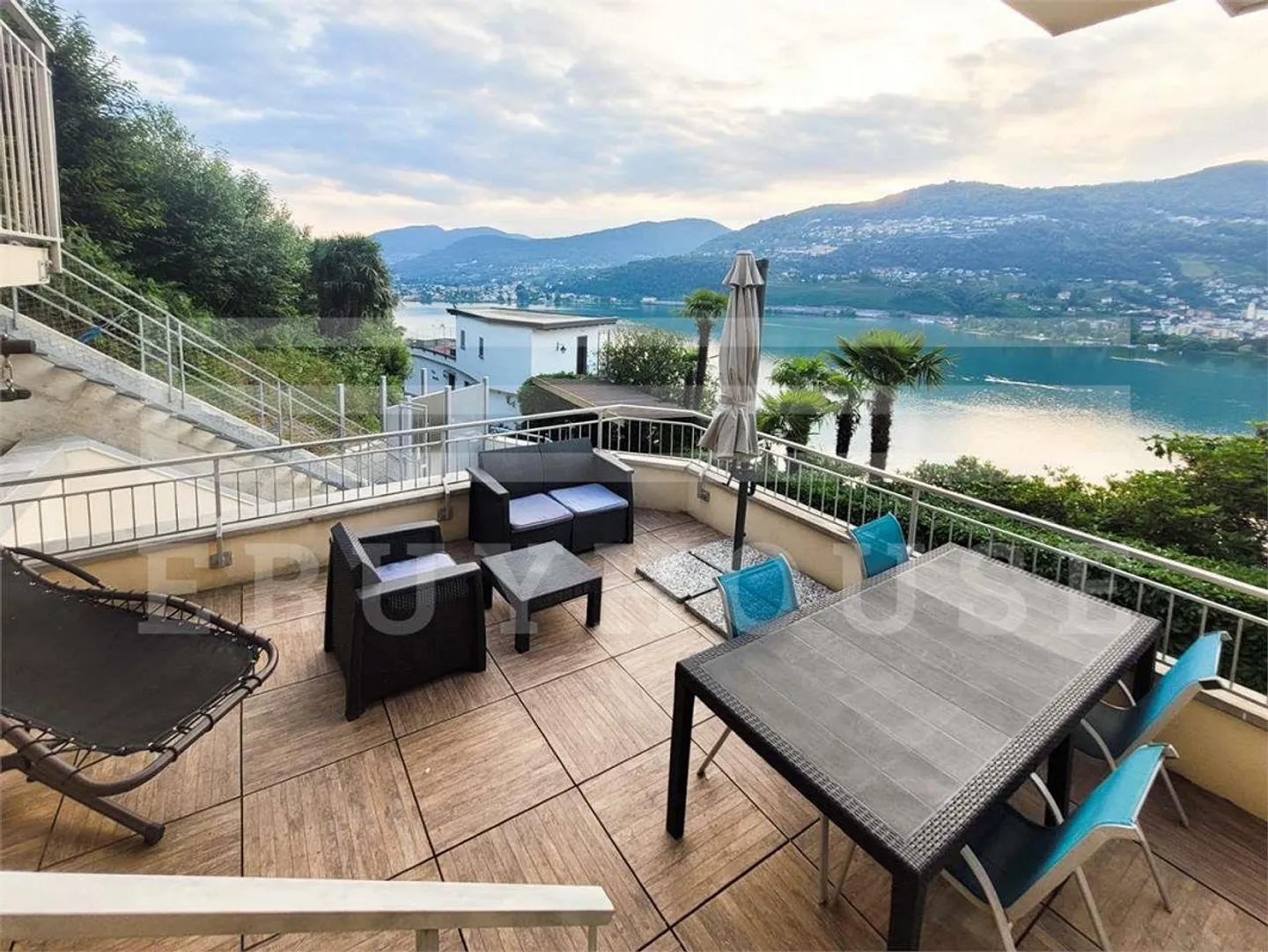 PENTHOUSE RAFFINATO CON TERRAZZA SUL TETTO E VISTA SUL LAGO - Foto 6 di 9