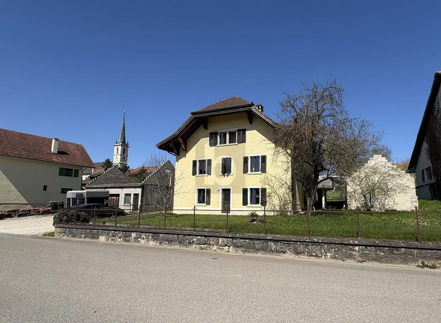 SEHR HOHES POTENZIAL AUF EINEM GROSSEN GRUNDSTÜCK - Foto 2 von 6