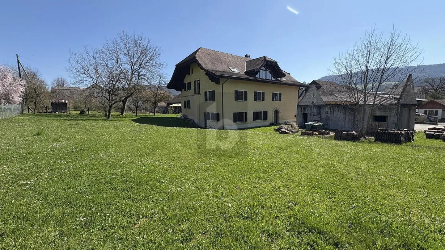 SEHR HOHES POTENZIAL AUF EINEM GROSSEN GRUNDSTÜCK - Foto 1 von 6
