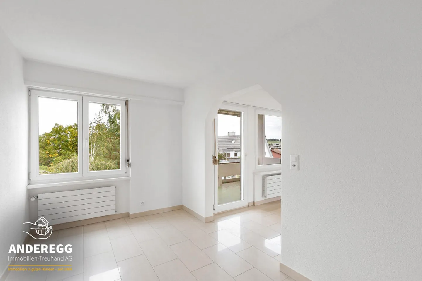 Condominio di 2,5 stanze con due balconi, posto auto e ... - Foto 2 di 9