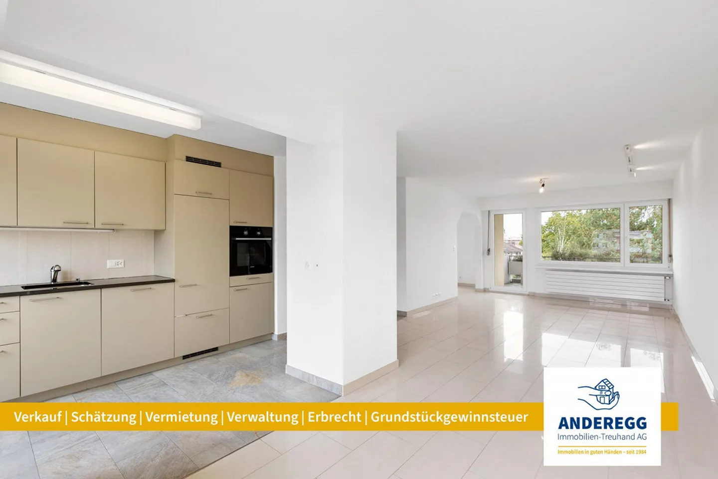 Condominio di 2,5 stanze con due balconi, posto auto e ... - Foto 1 di 9