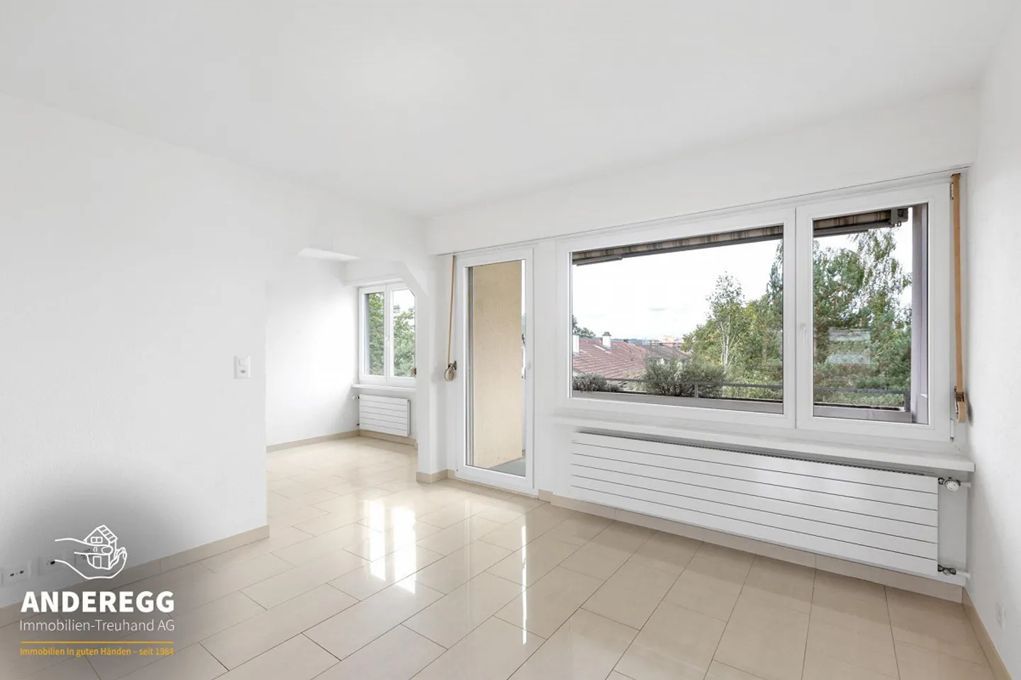 Condominio di 2,5 stanze con due balconi, posto auto e ... - Foto 5 di 9