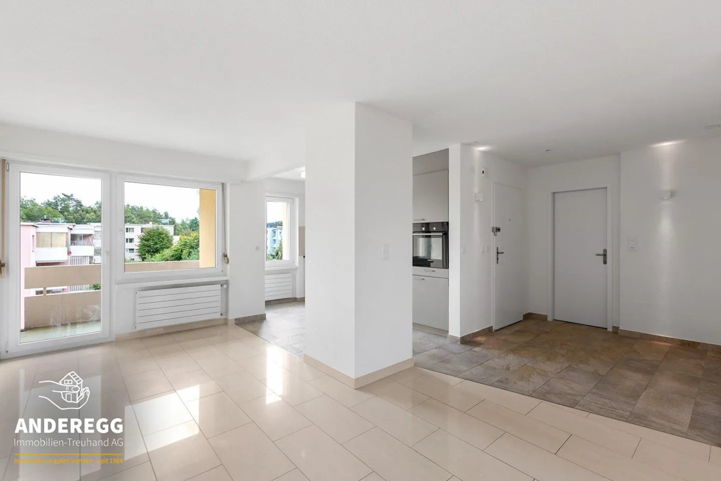 Condominio di 2,5 stanze con due balconi, posto auto e ... - Foto 6 di 9