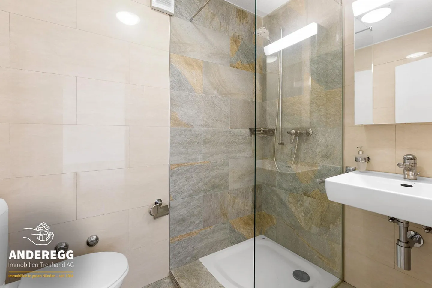 Condominio di 2,5 stanze con due balconi, posto auto e ... - Foto 7 di 9