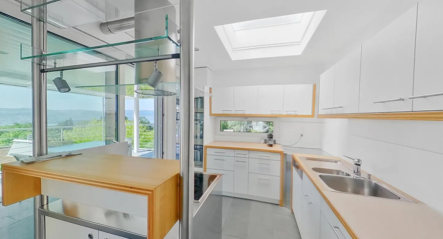 7 Room Detached House with Pool, Quiet Location, Stunning Lake and Mountain View - Photo 5 of 16