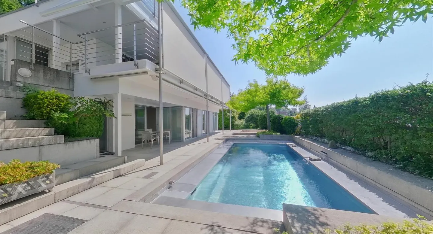 7 Room Detached House with Pool, Quiet Location, Stunning Lake and Mountain View - Photo 1 of 16