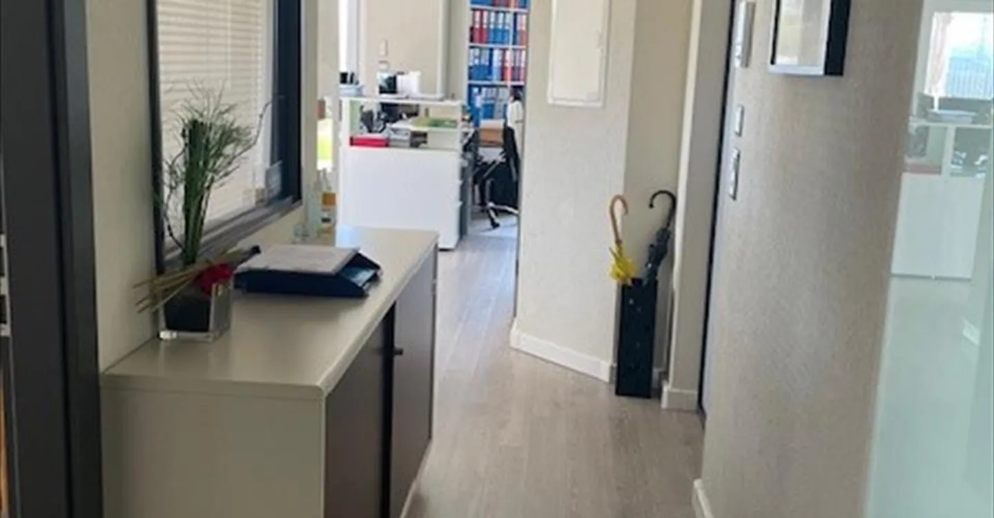 Office space for rent - Photo 7 of 10