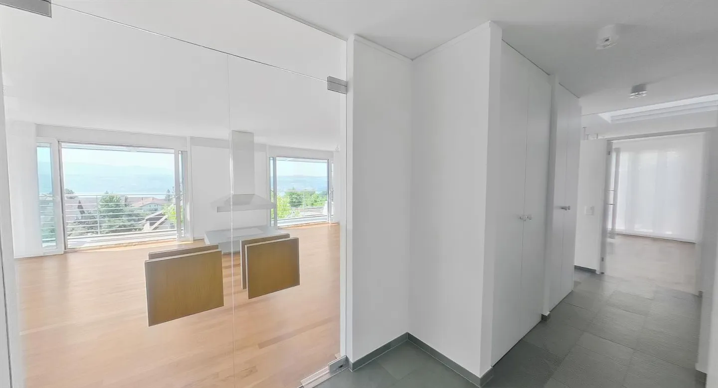 7 Room Detached House with Pool, Quiet Location, Stunning Lake and Mountain View - Photo 9 of 16