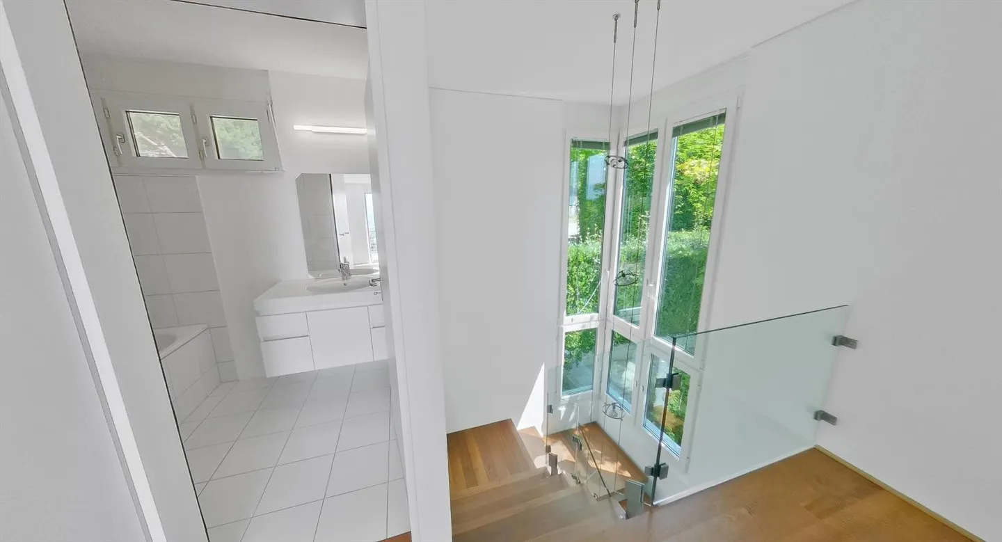 7 Room Detached House with Pool, Quiet Location, Stunning Lake and Mountain View - Photo 10 of 16
