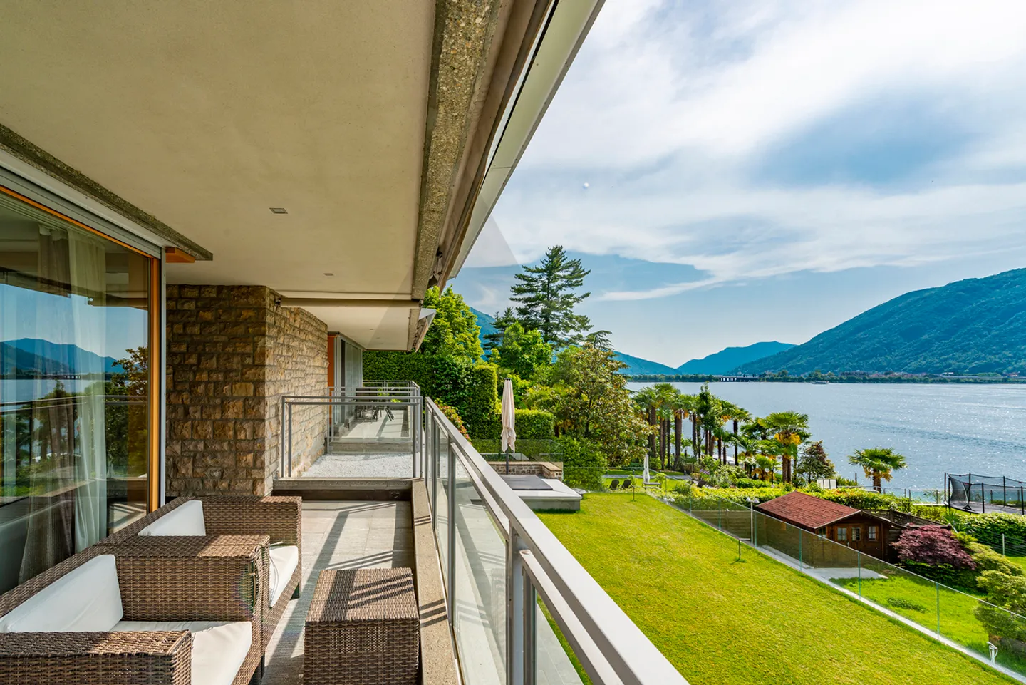Propriété Prestigieuse au Bord du Lac - Photo 2 sur 13