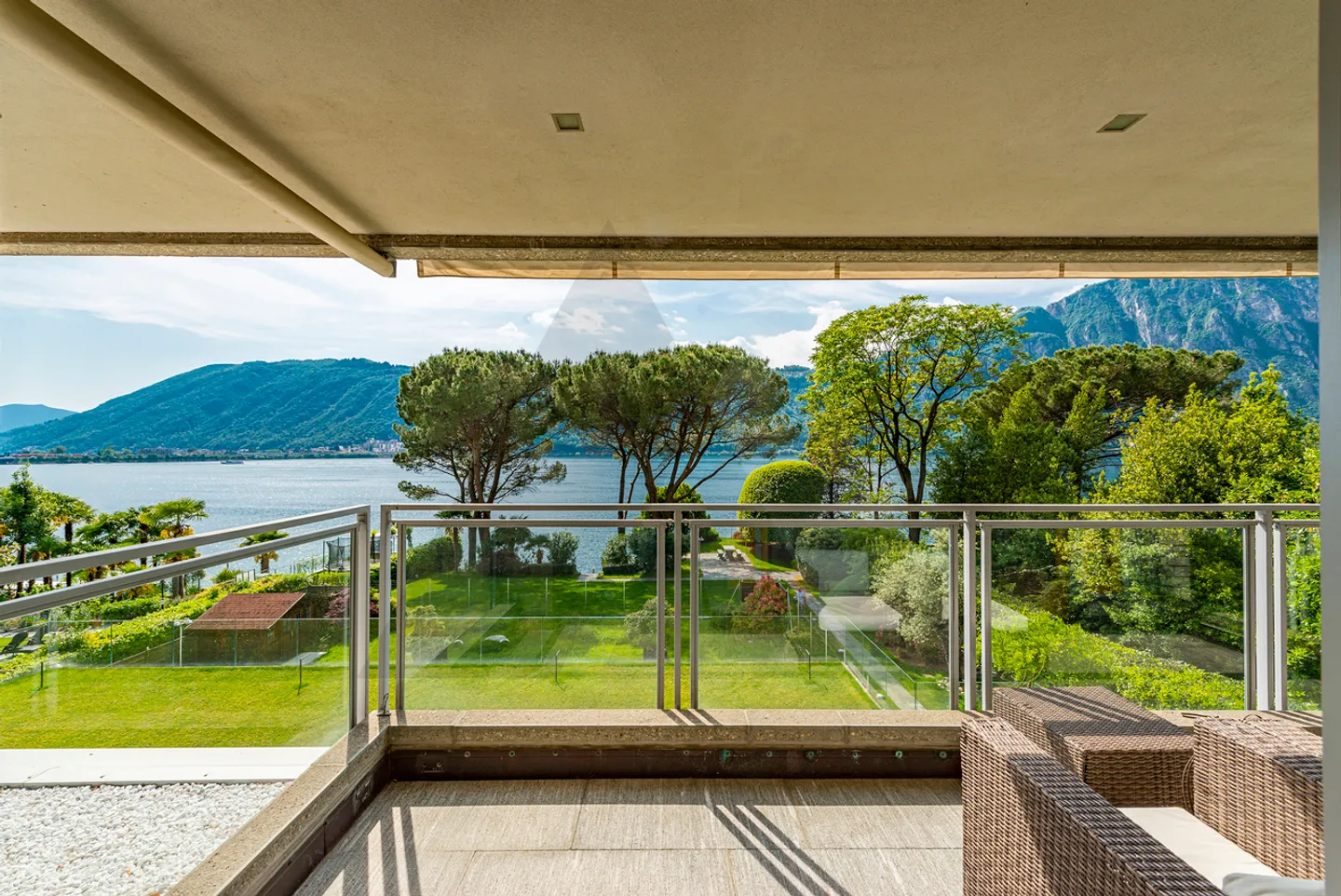 Propriété Prestigieuse au Bord du Lac - Photo 3 sur 13