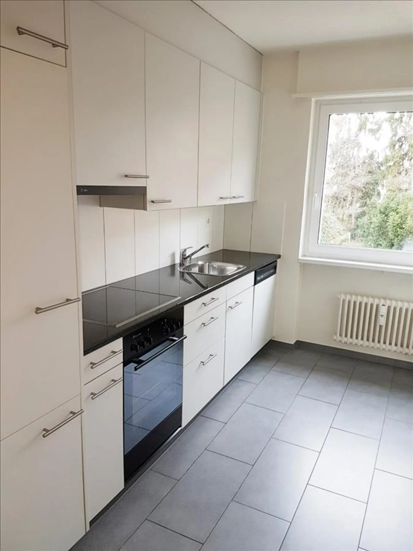 RENT WITHOUT DEPOSIT - Modern apartment near Spalentor - Photo 4 of 8