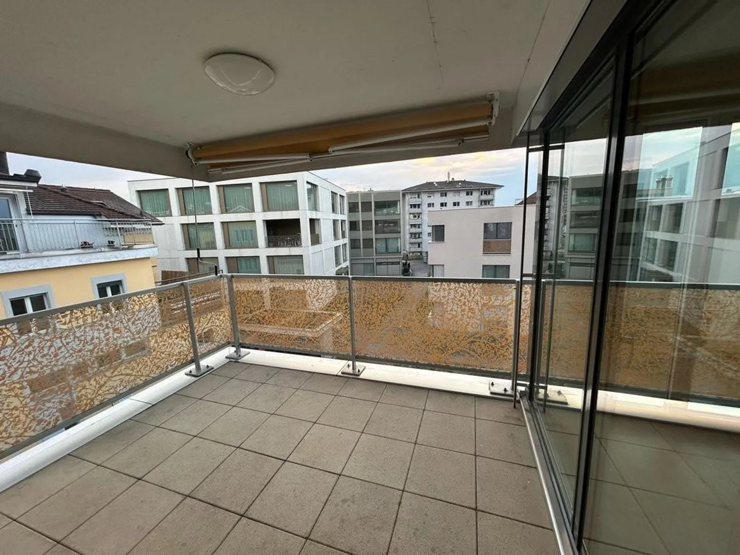 Moderno appartamento di 2,5 locali con balcone nello sviluppo Le Pont - Foto 4 di 9