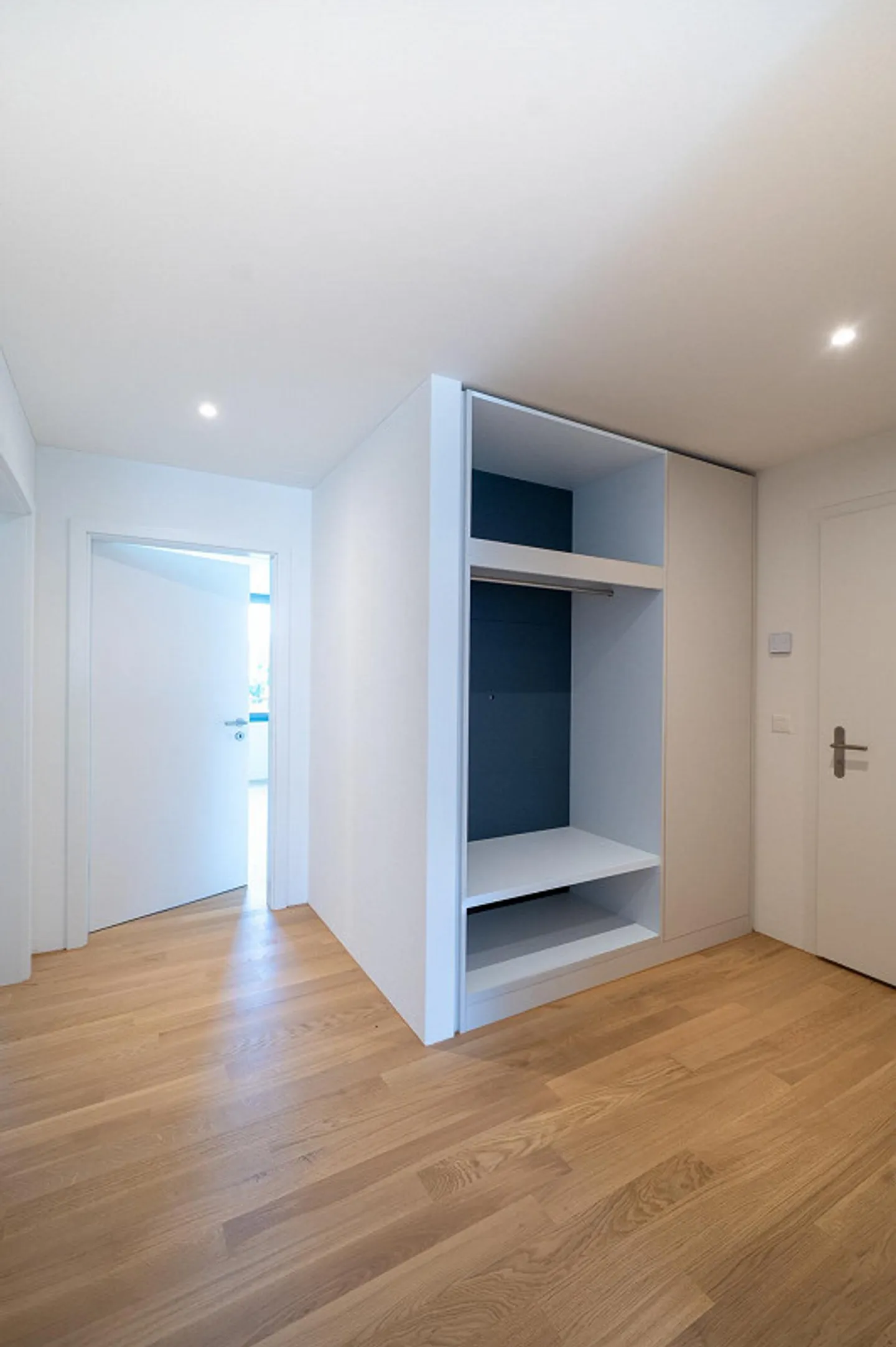 Modern 4.5-Room Apartment with Covered Patio - Photo 8 of 12