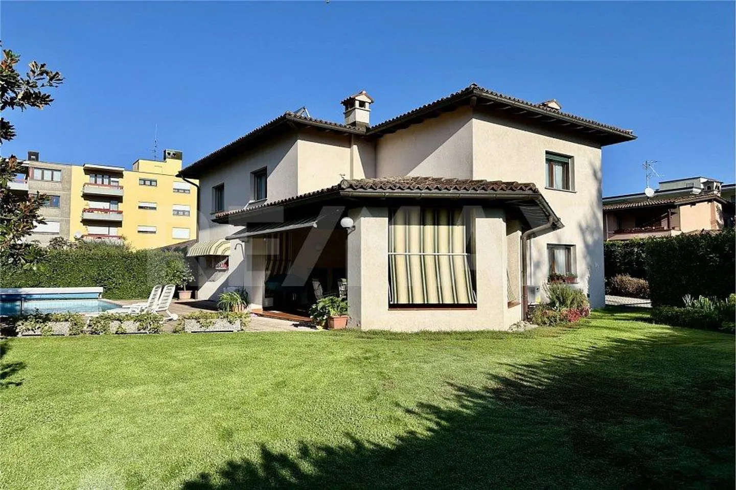 Elegante Villetta con Piscina a Caslano - Foto 1 di 13