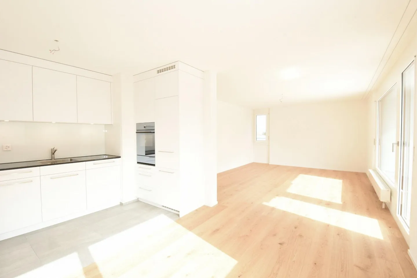 Appartement lumineux de 3,5 pièces avec balcon dans le quartier calme de Lerchenbühlhöhe - Photo 4 sur 12