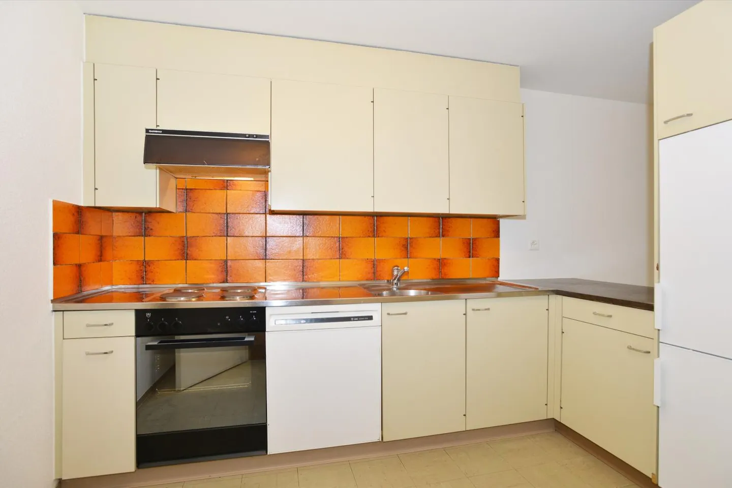 Spacious Apartment with Garden - Photo 3 of 8