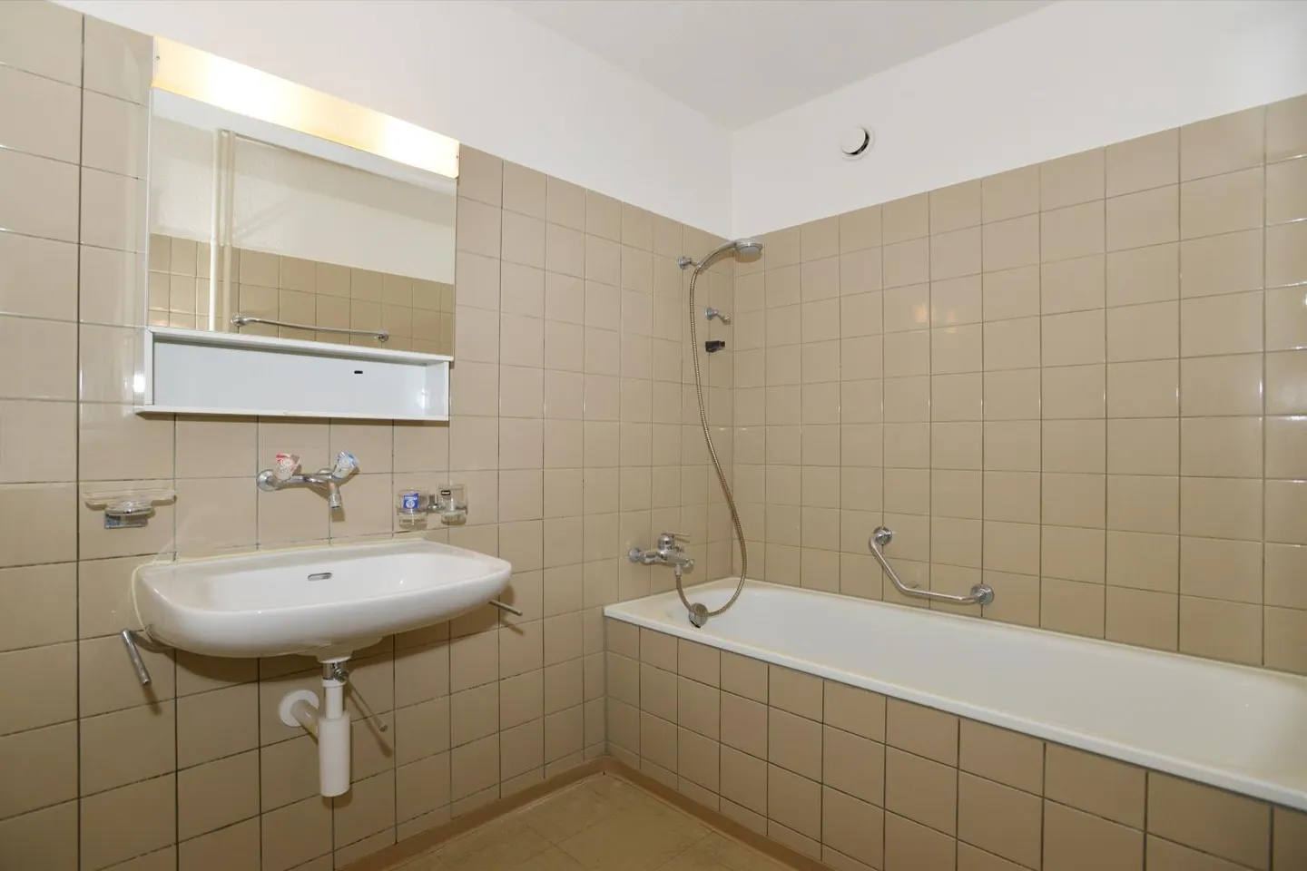 Spacious Apartment with Garden - Photo 4 of 8