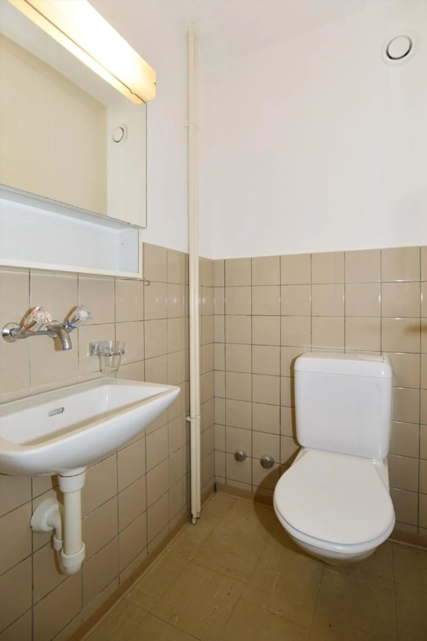 Spacious Apartment with Garden - Photo 5 of 8