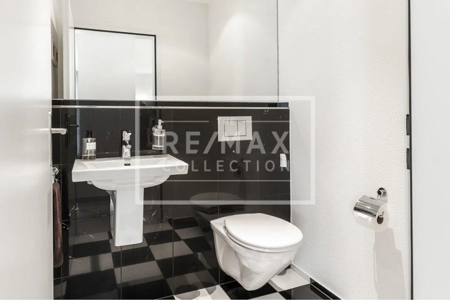 Family Dream with Style 6½-Room Country House - Photo 10 of 13