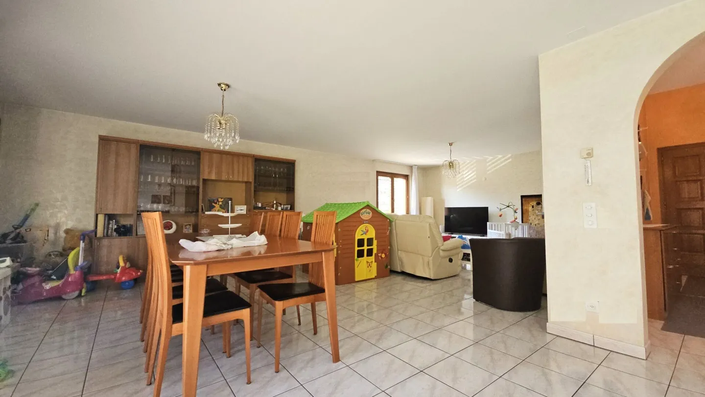 BEAUTIFUL AND SPACIOUS INDEPENDENT HOUSE - Photo 5 of 24