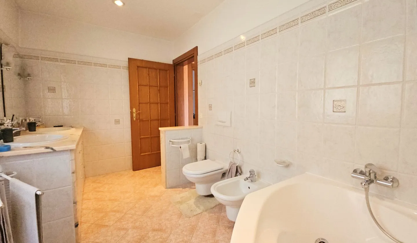 BEAUTIFUL AND SPACIOUS INDEPENDENT HOUSE - Photo 15 of 24