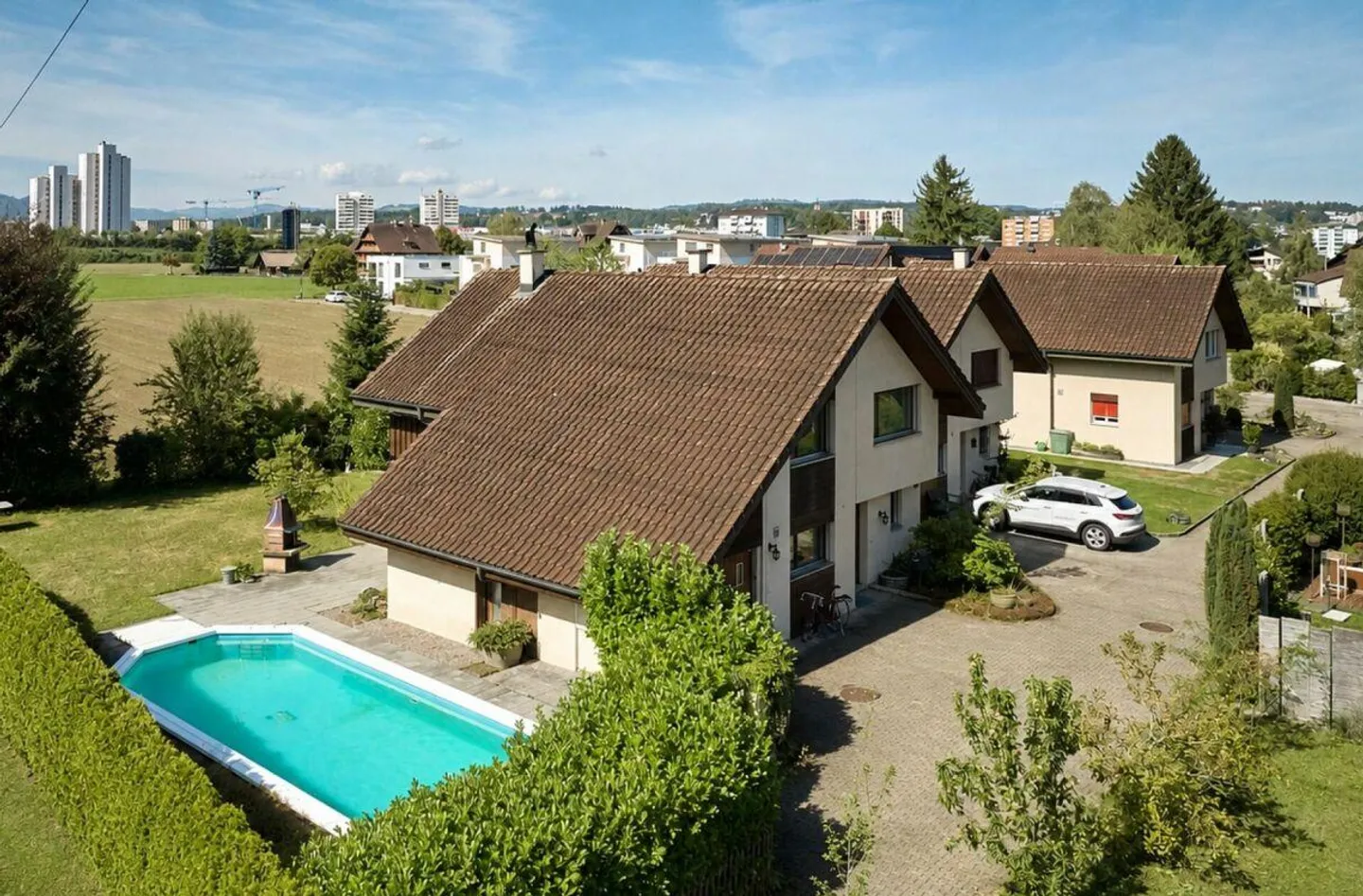 End Row House with Pool and Large Garden - Photo 1 of 17