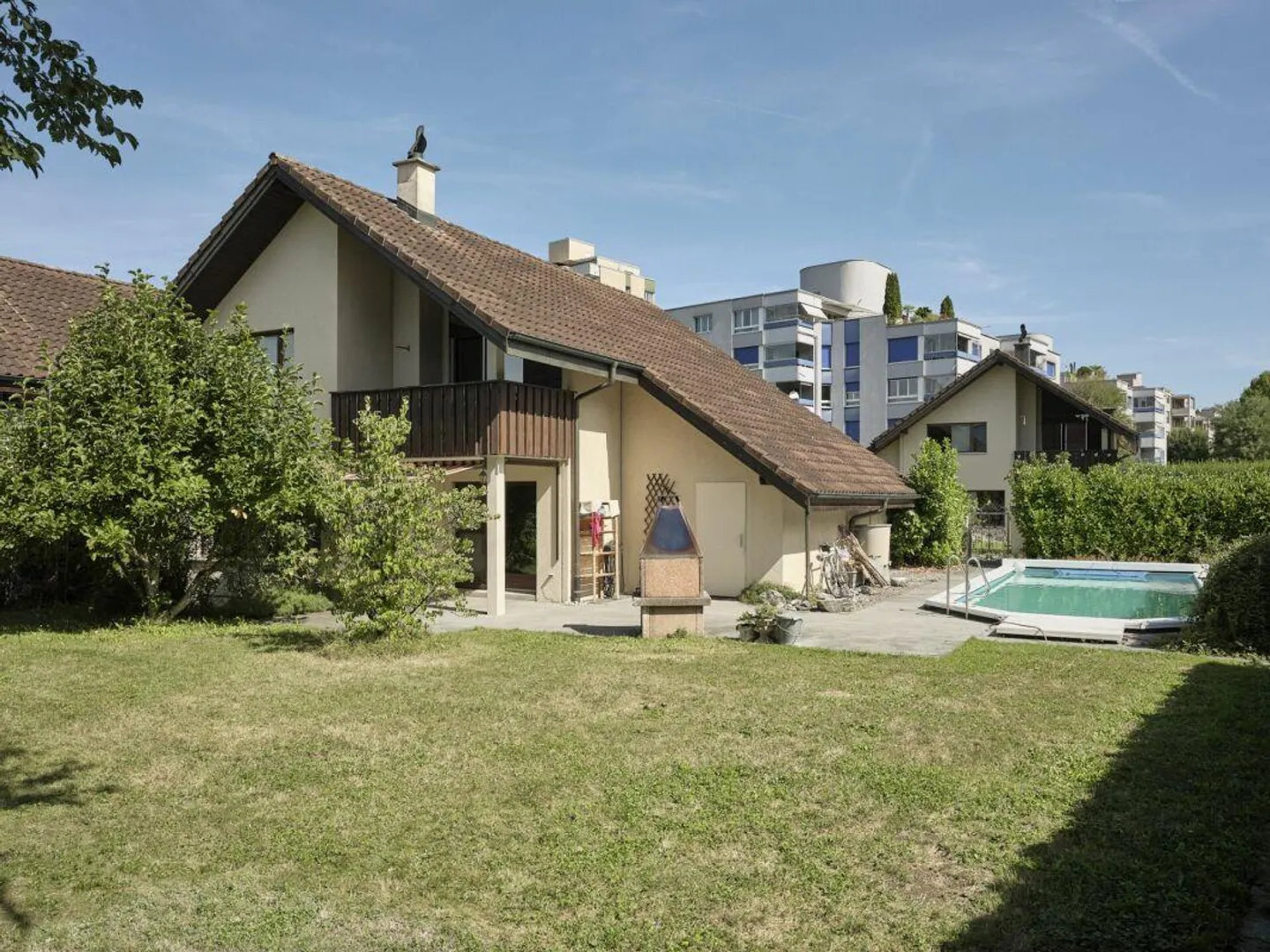 End Row House with Pool and Large Garden - Photo 2 of 17