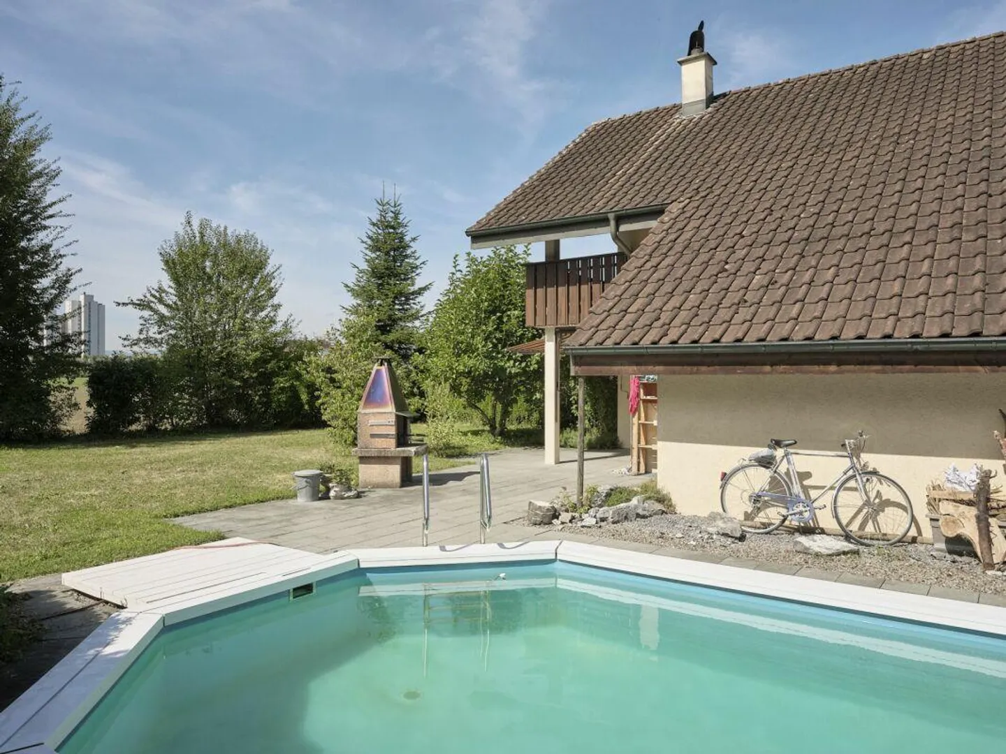 End Row House with Pool and Large Garden - Photo 3 of 17