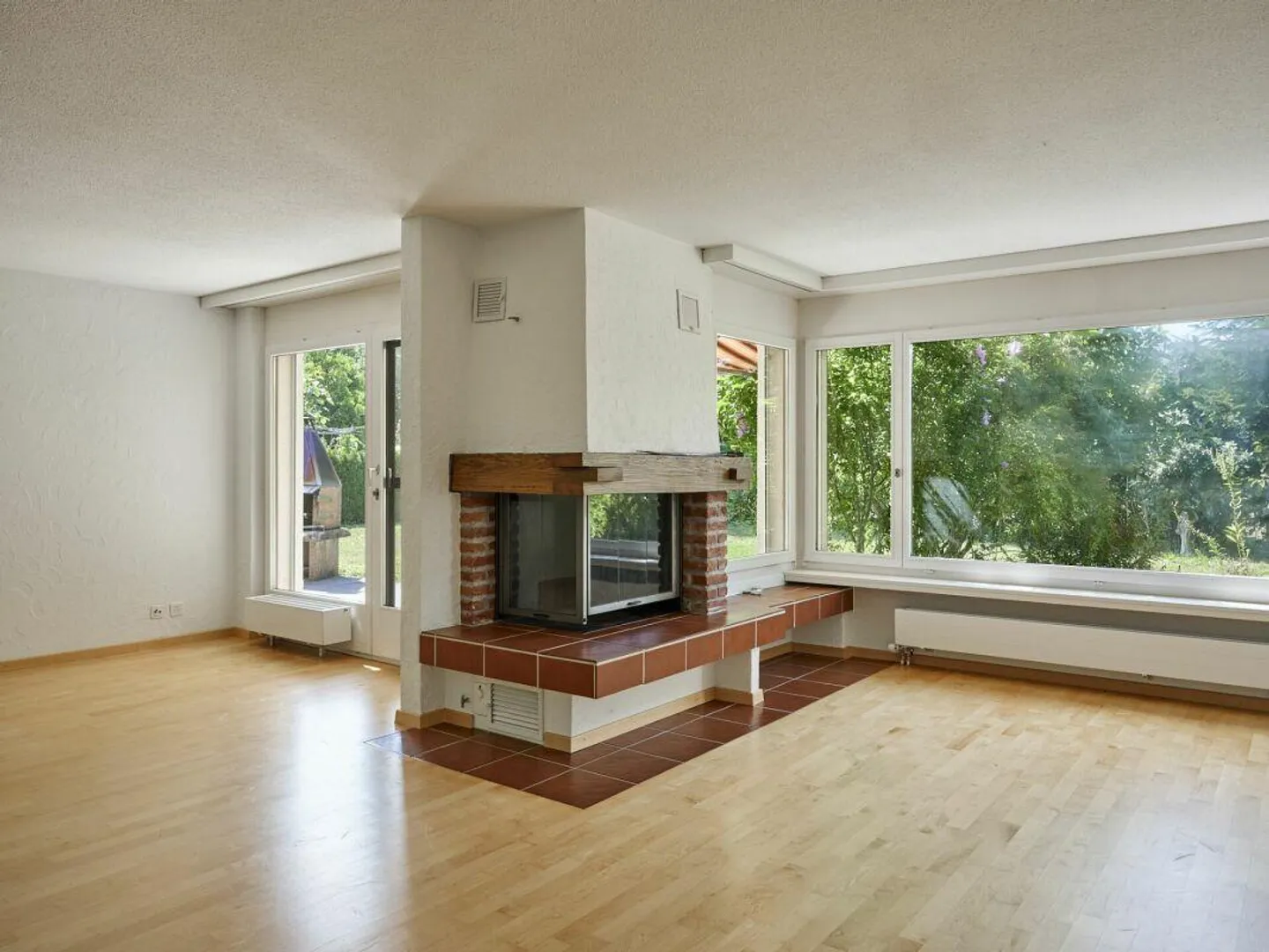 End Row House with Pool and Large Garden - Photo 4 of 17