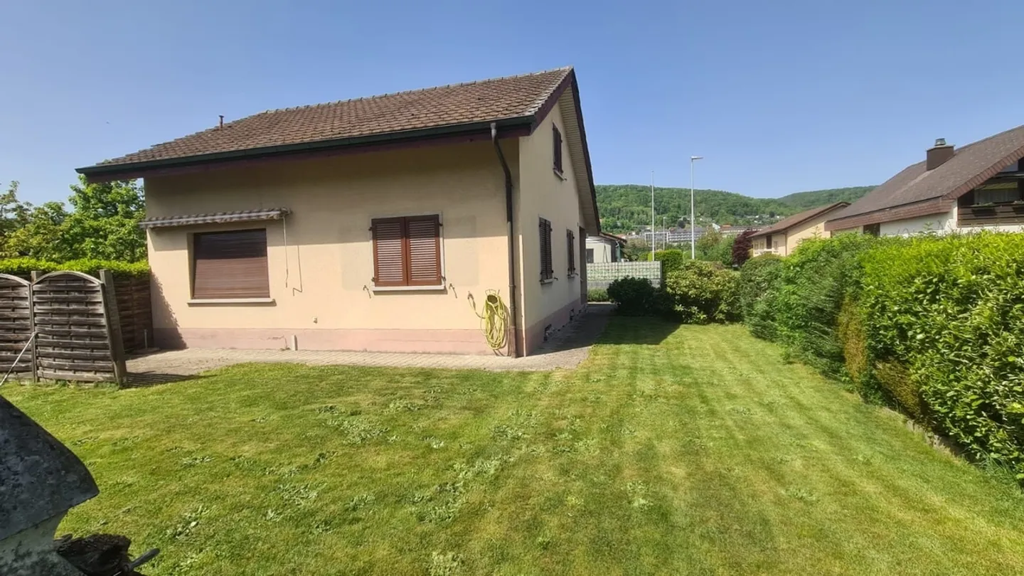 Affascinante casa unifamiliare con potenziale e ampio terreno a Full-Reuenthal - Foto 1 di 6