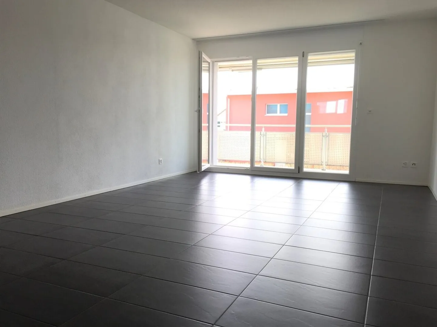 Appartement moderne avec balcon - Photo 2 sur 8
