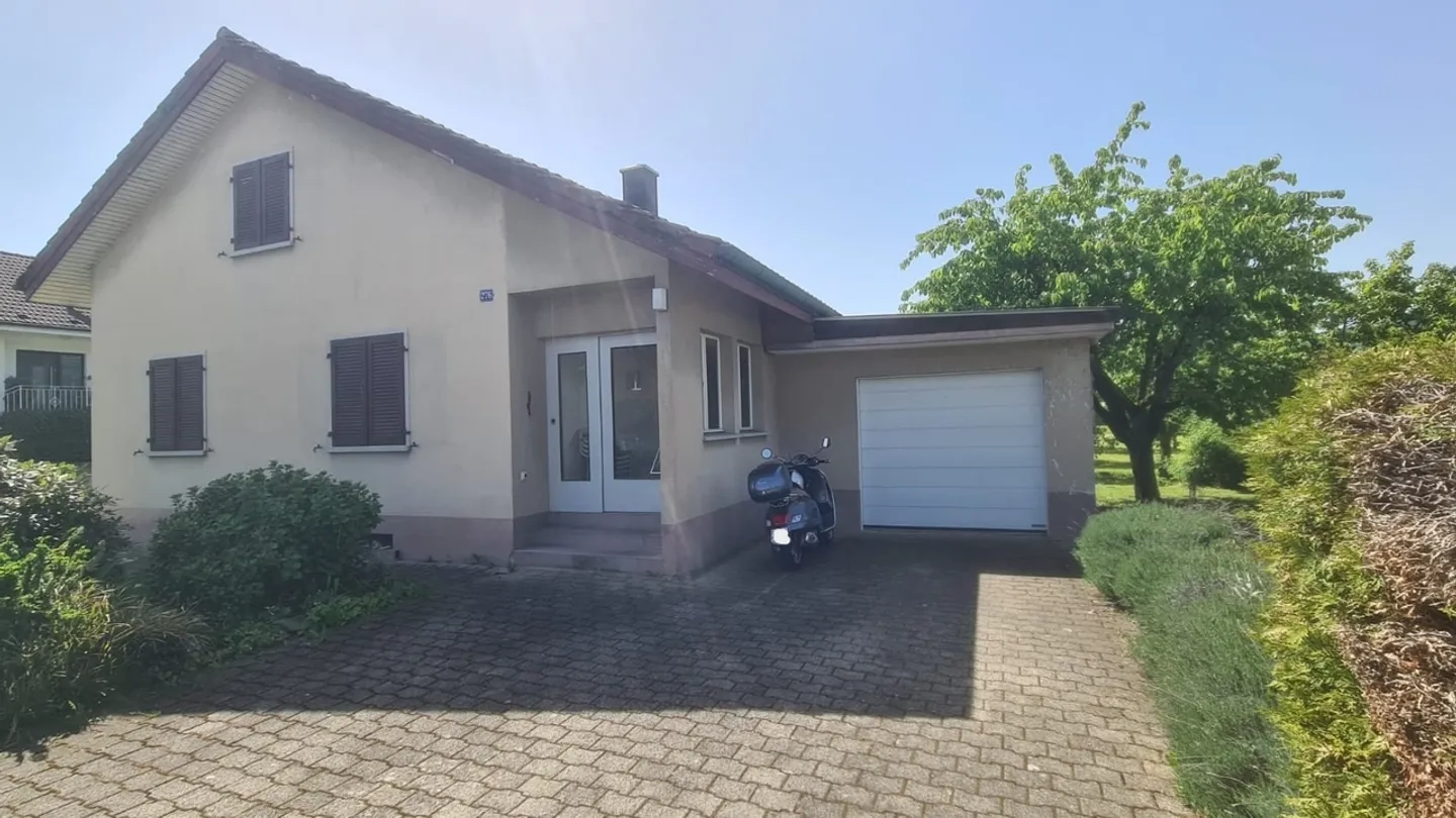Affascinante casa unifamiliare con potenziale e ampio terreno a Full-Reuenthal - Foto 2 di 6