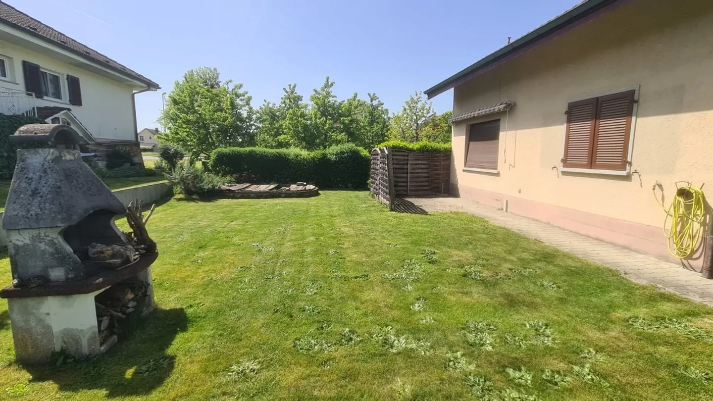 Affascinante casa unifamiliare con potenziale e ampio terreno a Full-Reuenthal - Foto 4 di 6