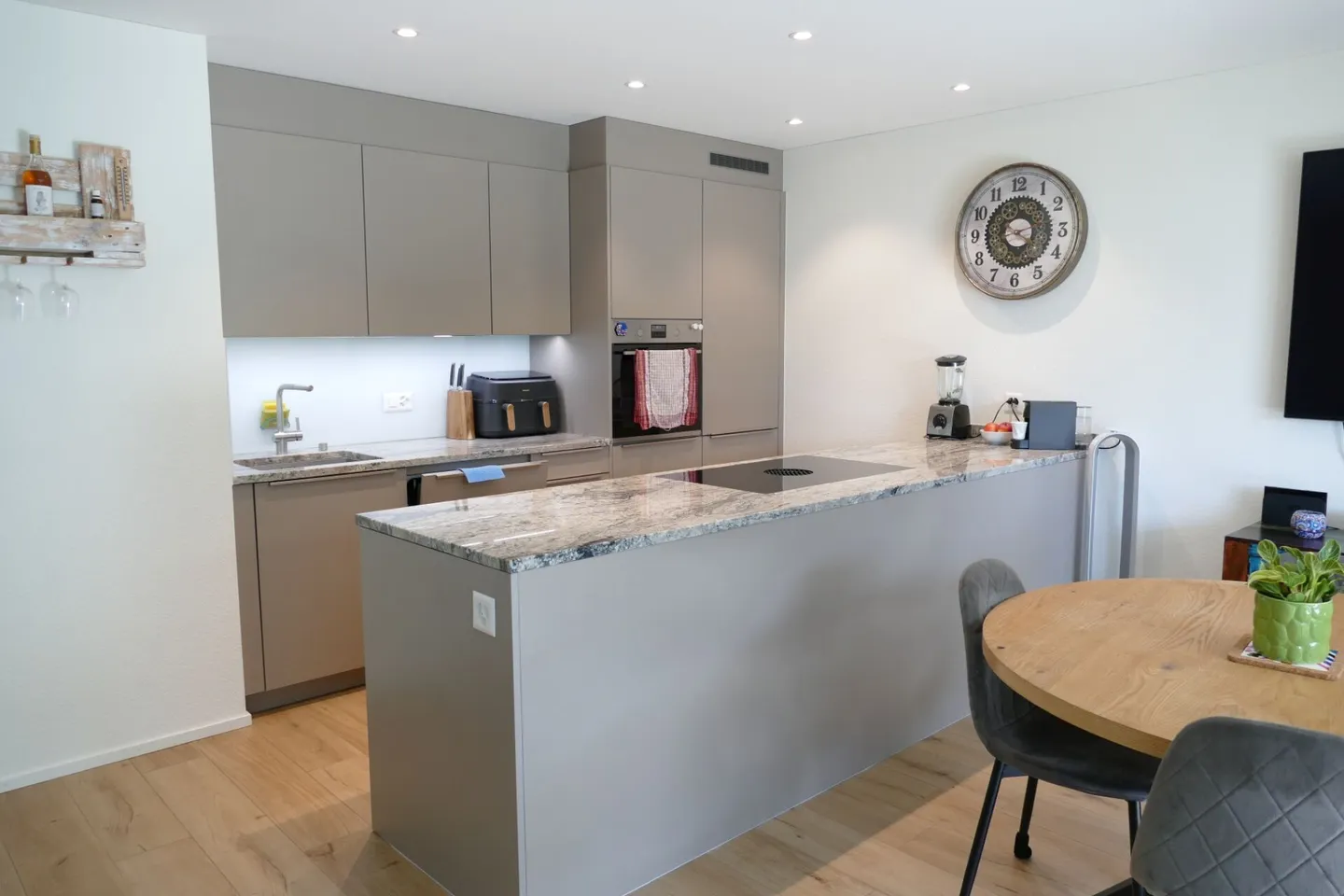 4.5-room ground floor apartment with garden seating area - Photo 1 of 13