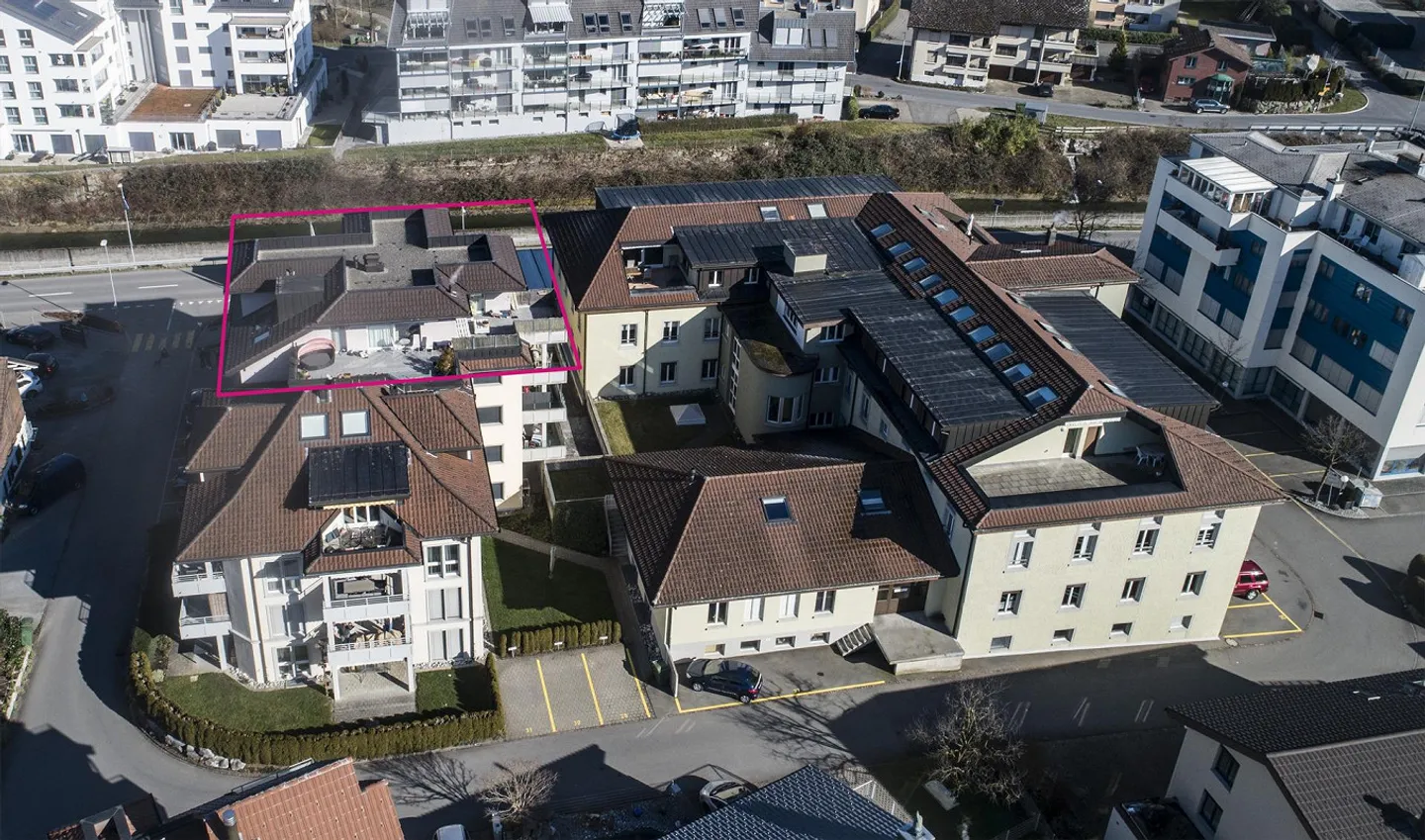 Luminoso appartamento attico di 3,5 locali con due terrazze sul tetto - Foto 2 di 2