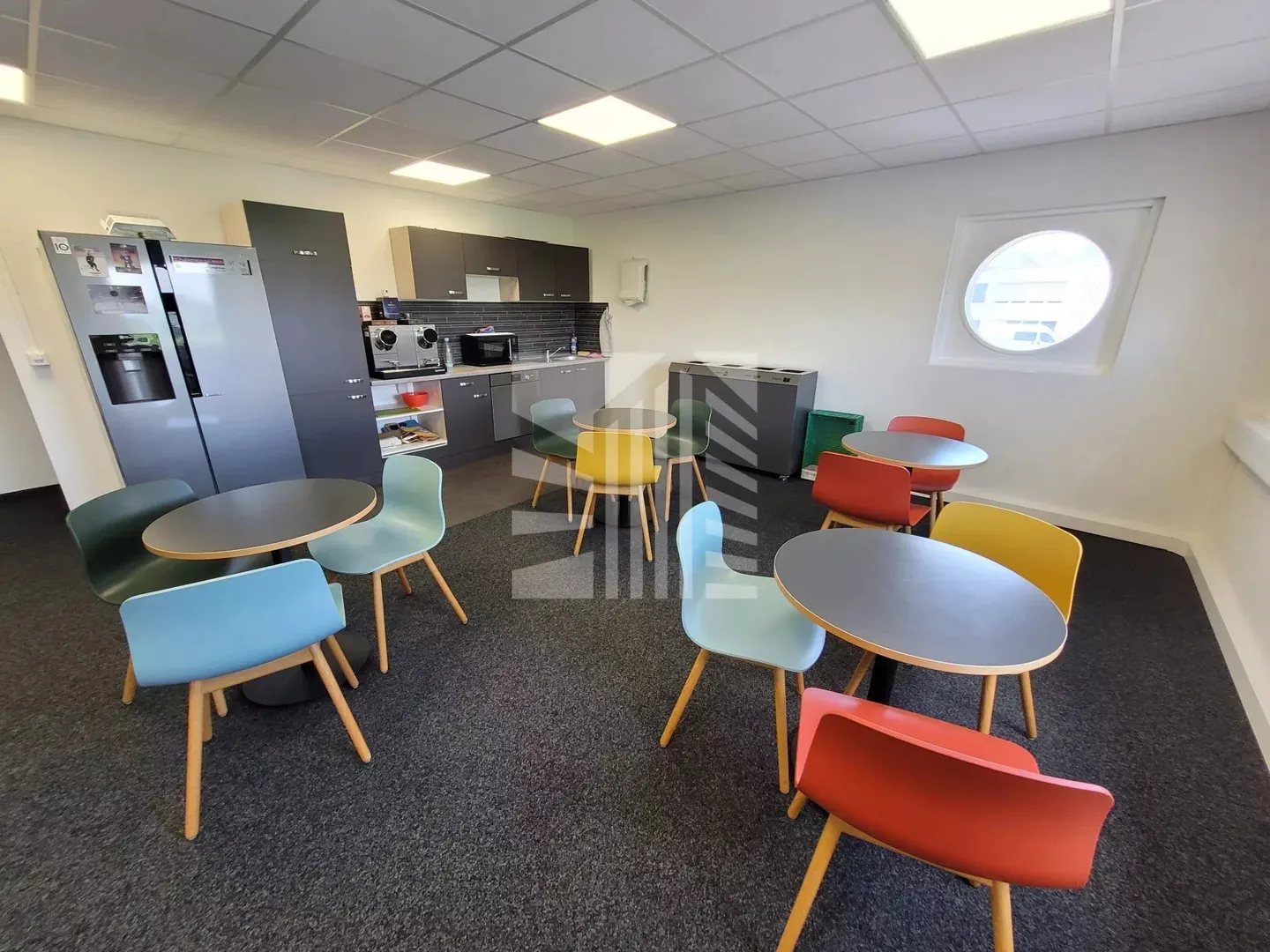 Mixed-use building for rent - Photo 1 of 15