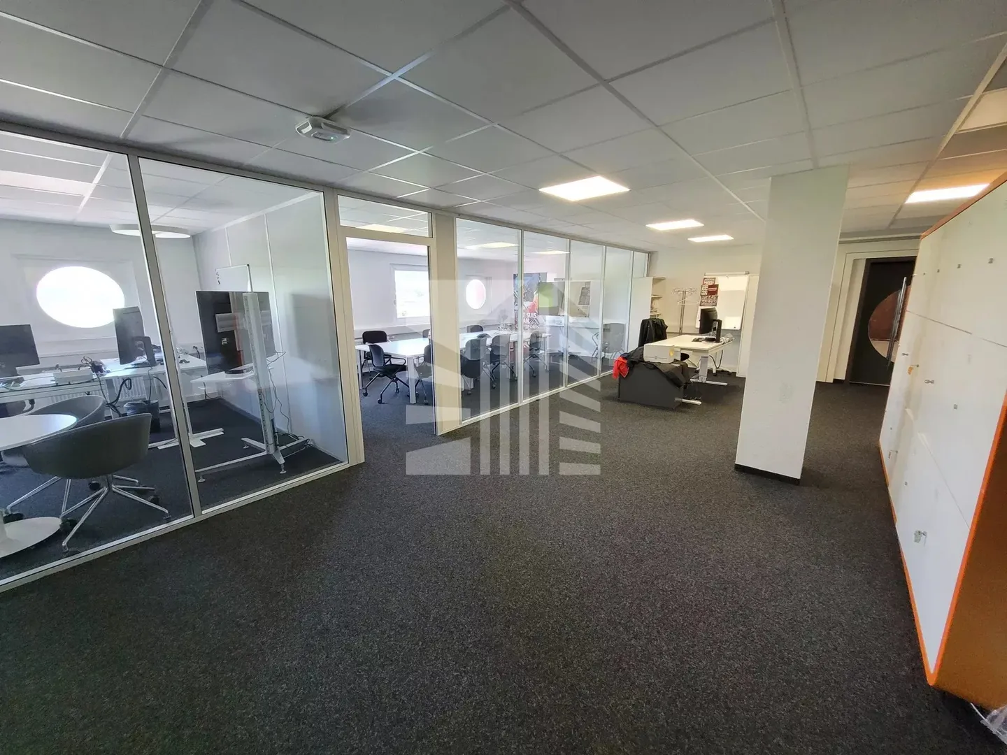 Mixed-use building for rent - Photo 3 of 15