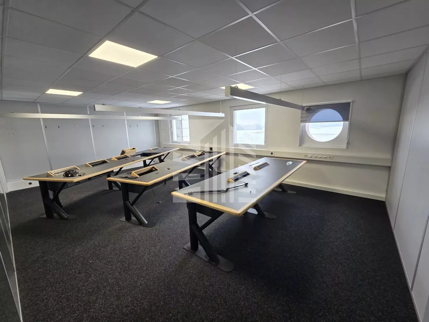 Mixed-use building for rent - Photo 4 of 15