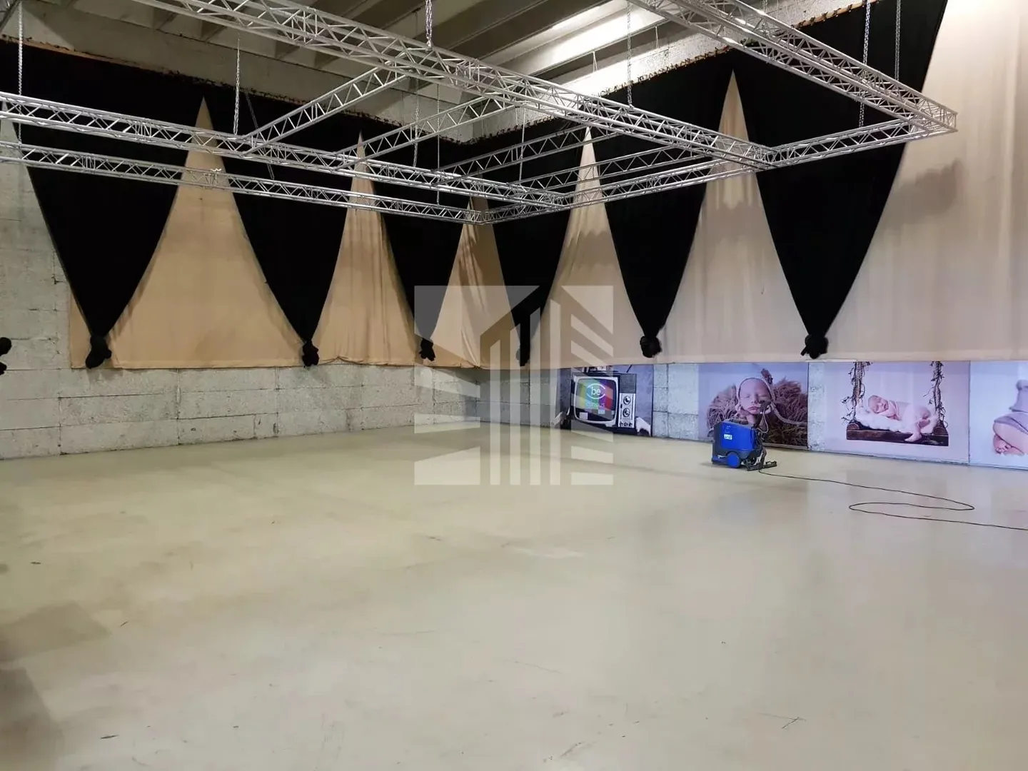 Mixed-use building for rent - Photo 6 of 15