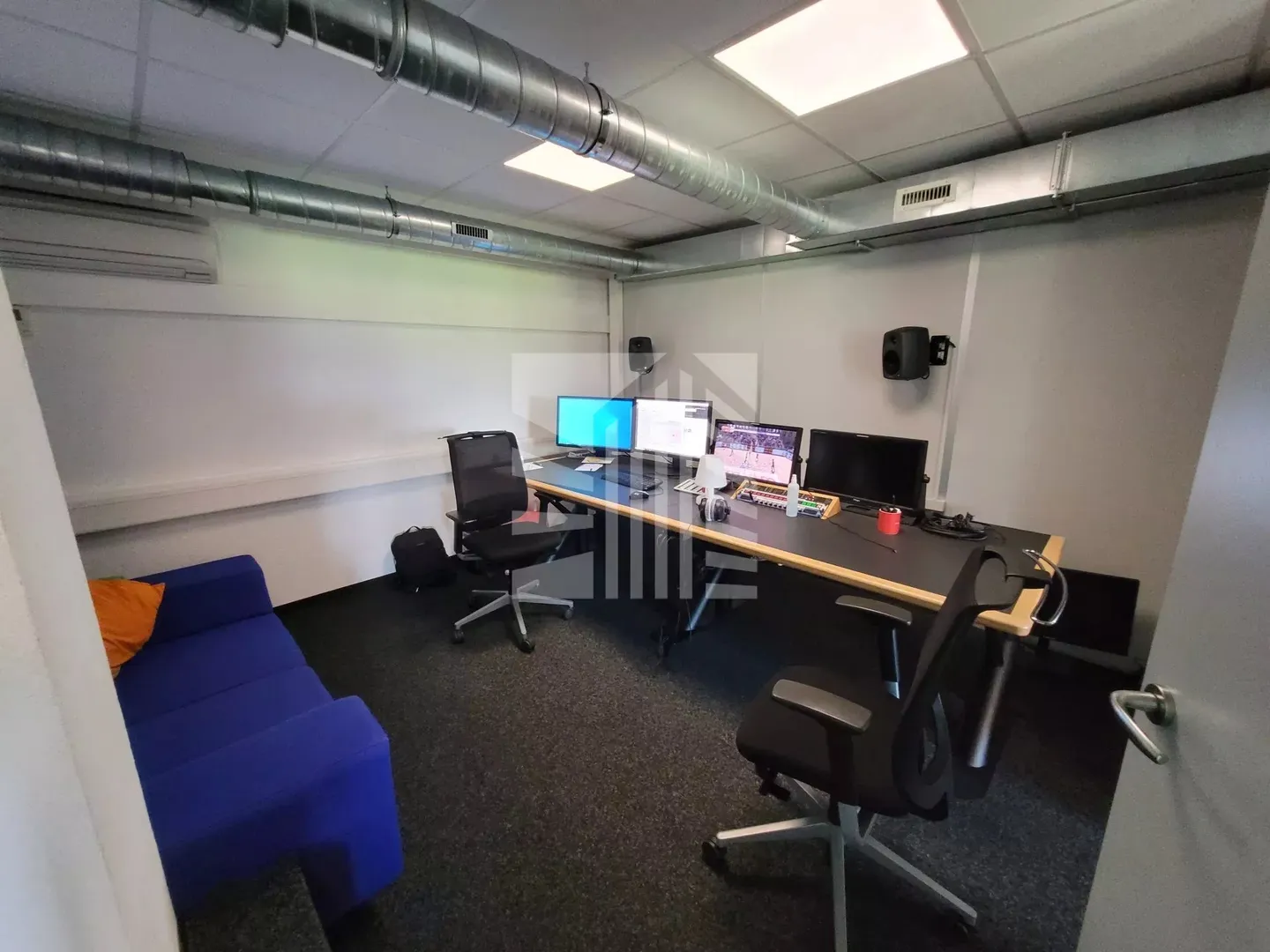 Mixed-use building for rent - Photo 7 of 15