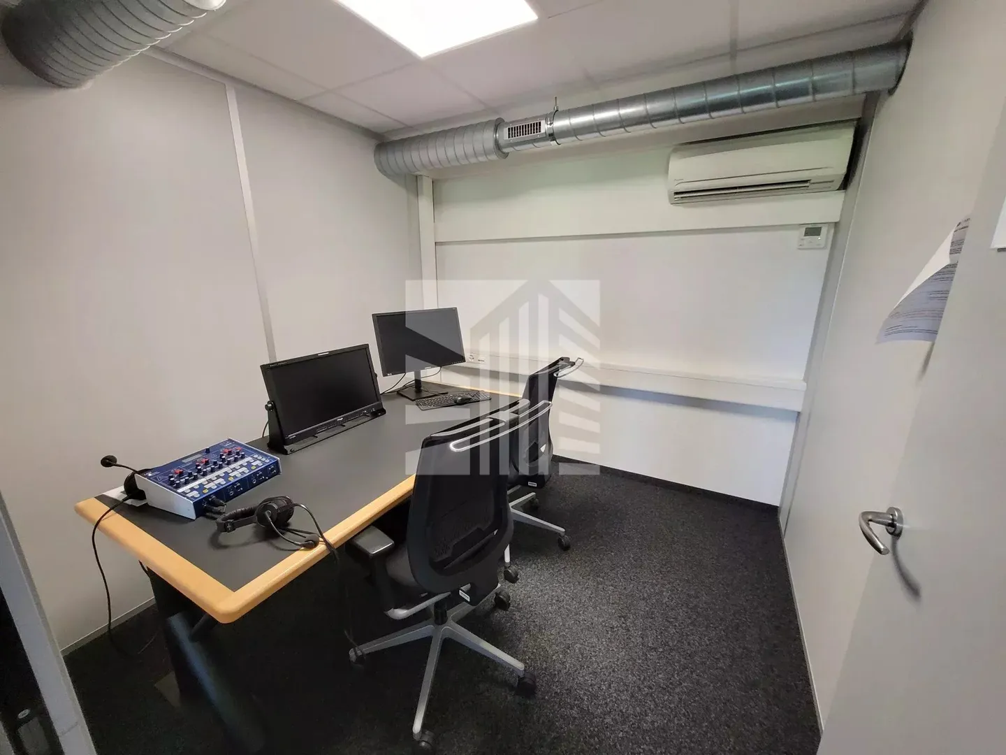 Mixed-use building for rent - Photo 9 of 15