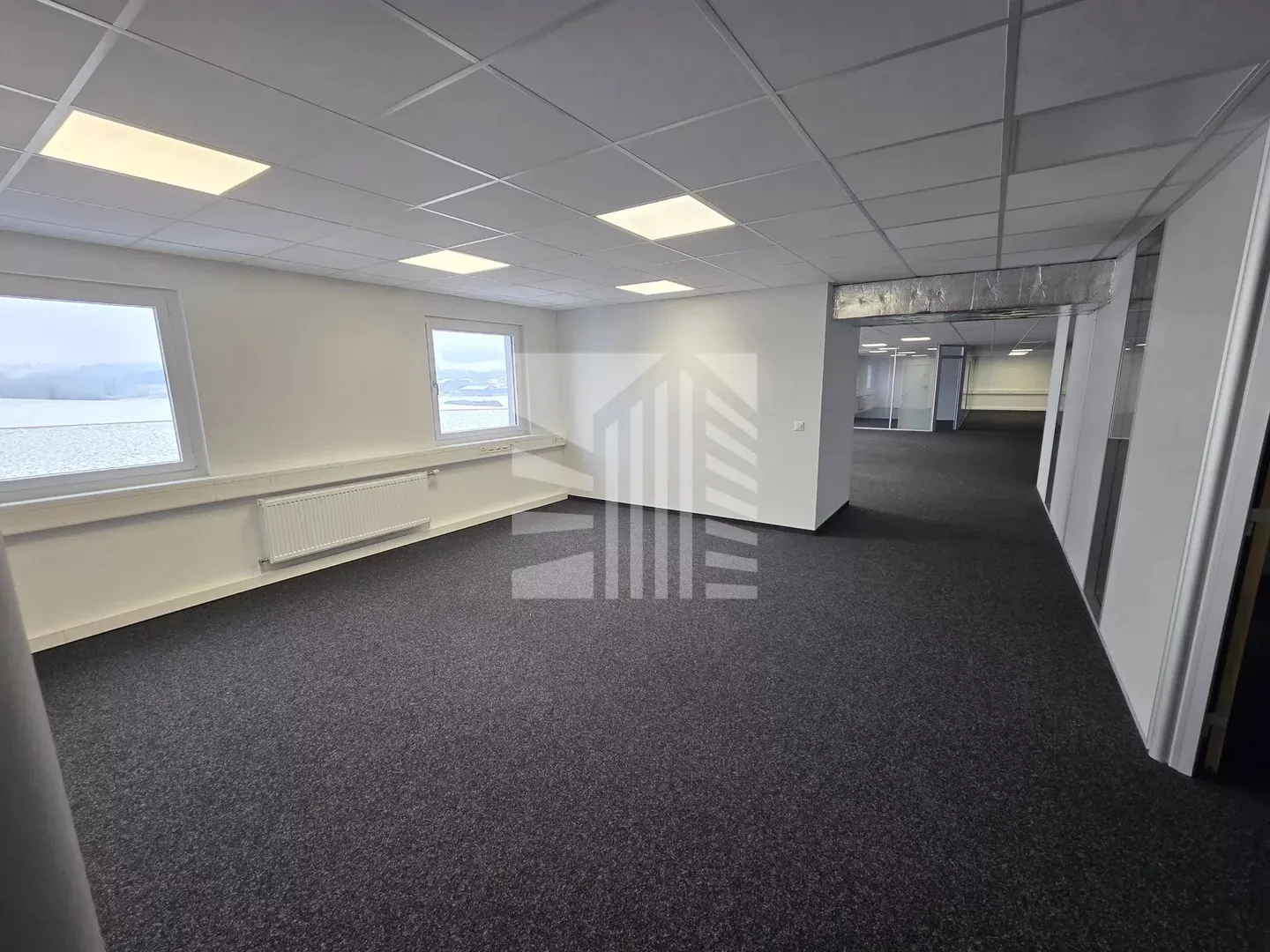 Mixed-use building for rent - Photo 11 of 15