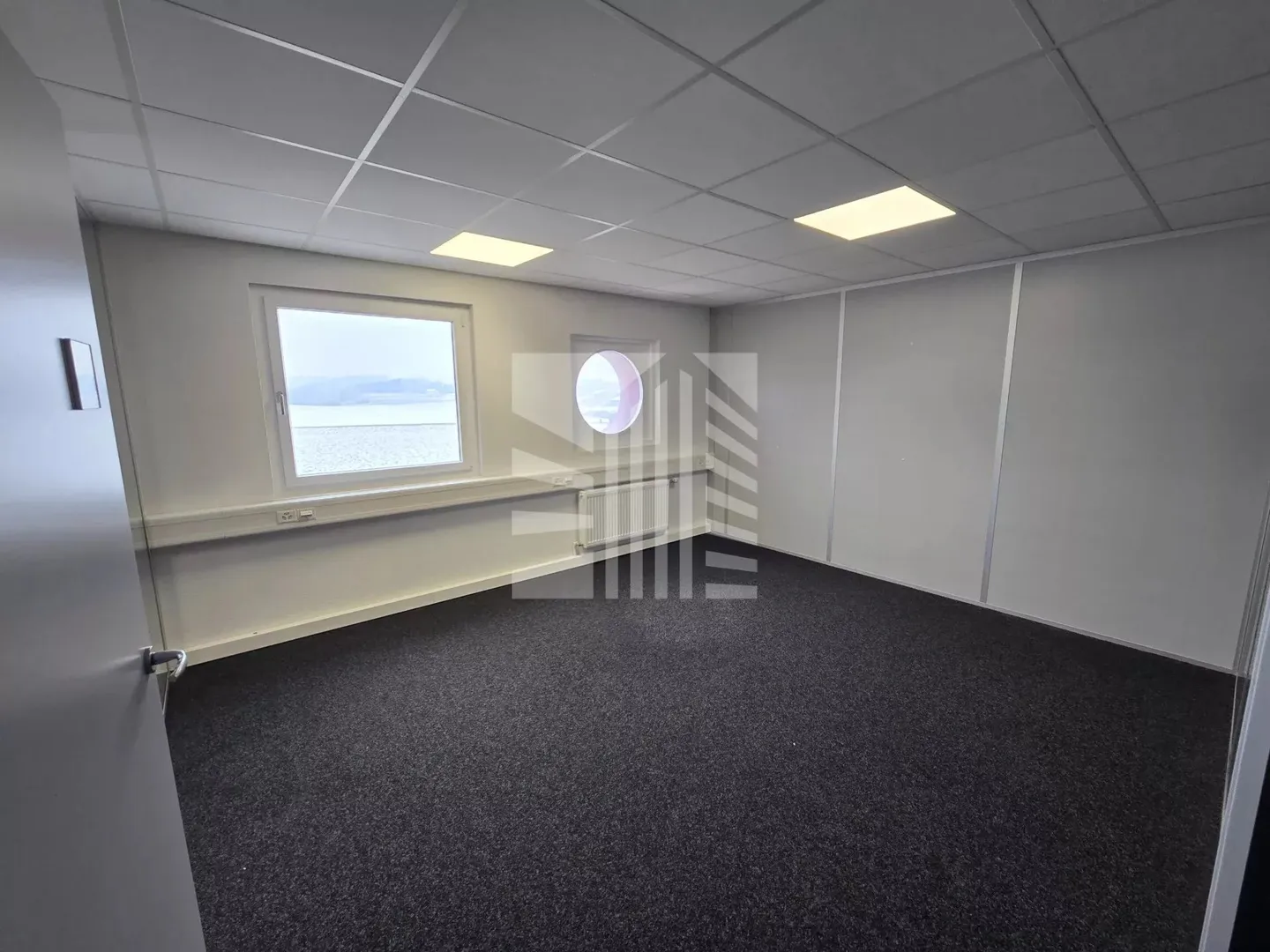 Mixed-use building for rent - Photo 12 of 15