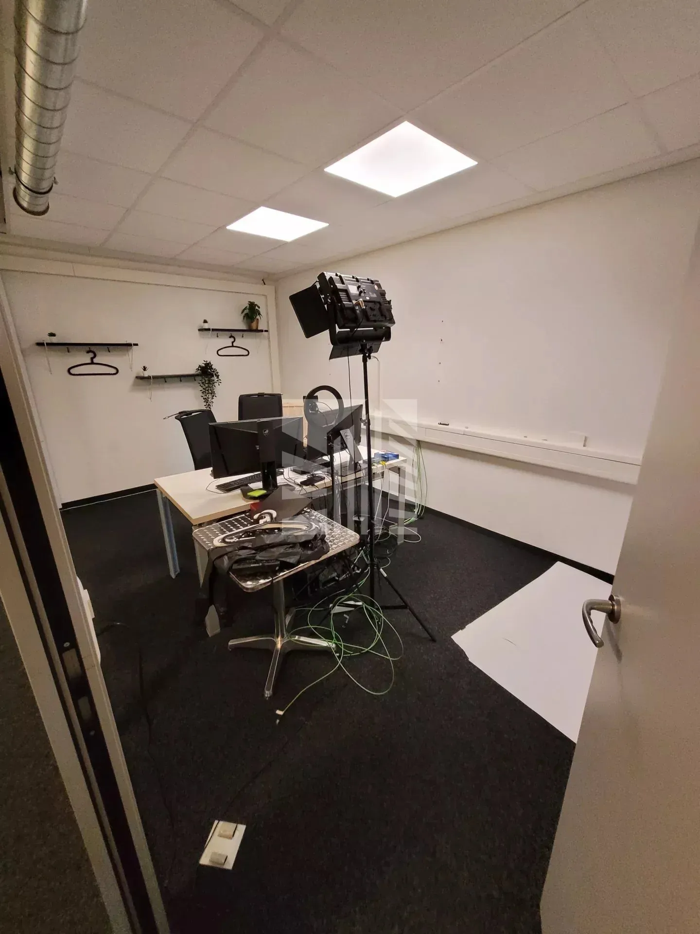 Mixed-use building for rent - Photo 13 of 15