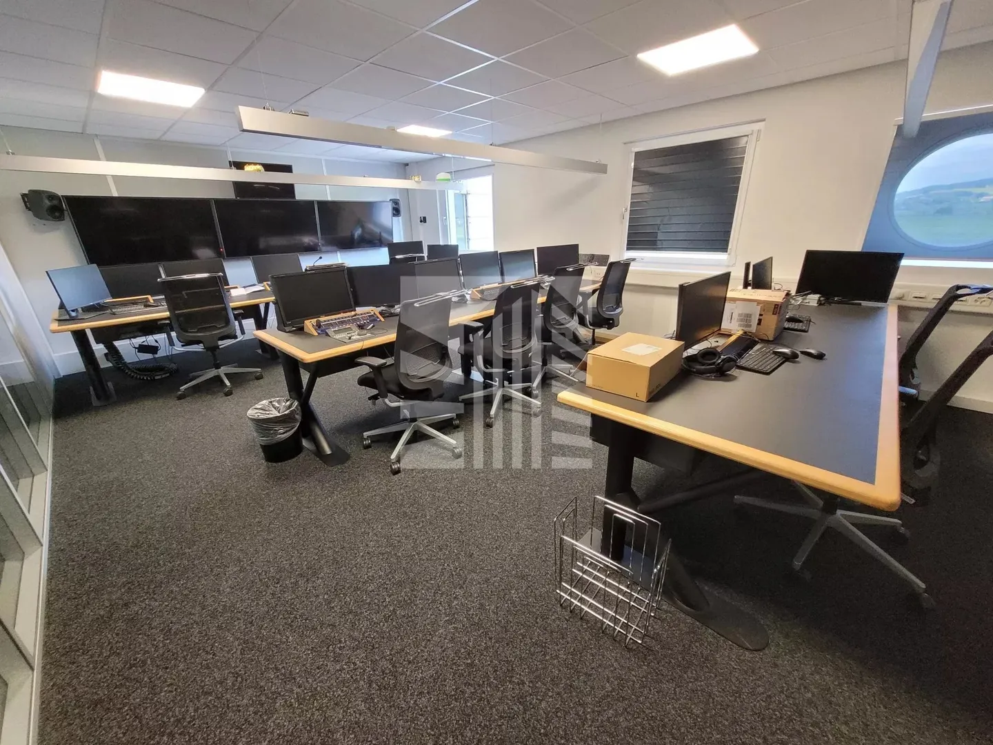 Mixed-use building for rent - Photo 2 of 15