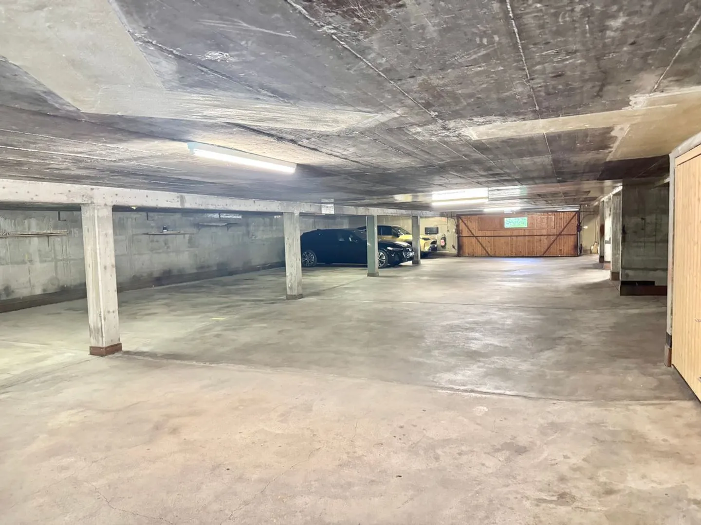 Place de parking dans un garage, à seulement 5 minutes à pied du centre de Montana - Photo 1 sur 1