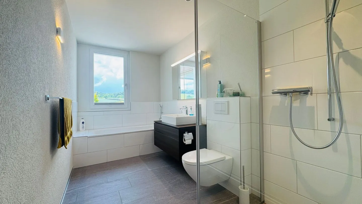 As new 5.5-room attic apartment with large terrace, 2 bathrooms and 3 indoor parking spaces - Photo 8 of 18