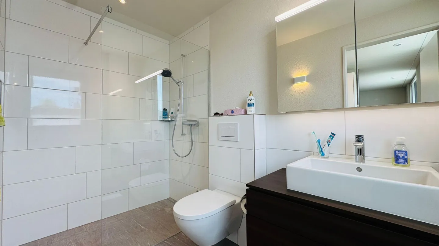 As new 5.5-room attic apartment with large terrace, 2 bathrooms and 3 indoor parking spaces - Photo 9 of 18